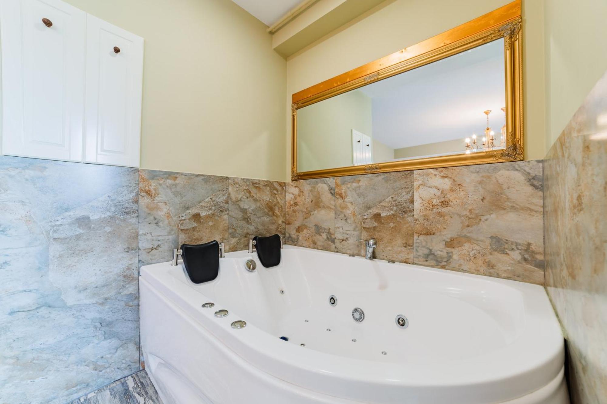 Romantic Jacuzzi Chic Apartment Σινάια Εξωτερικό φωτογραφία